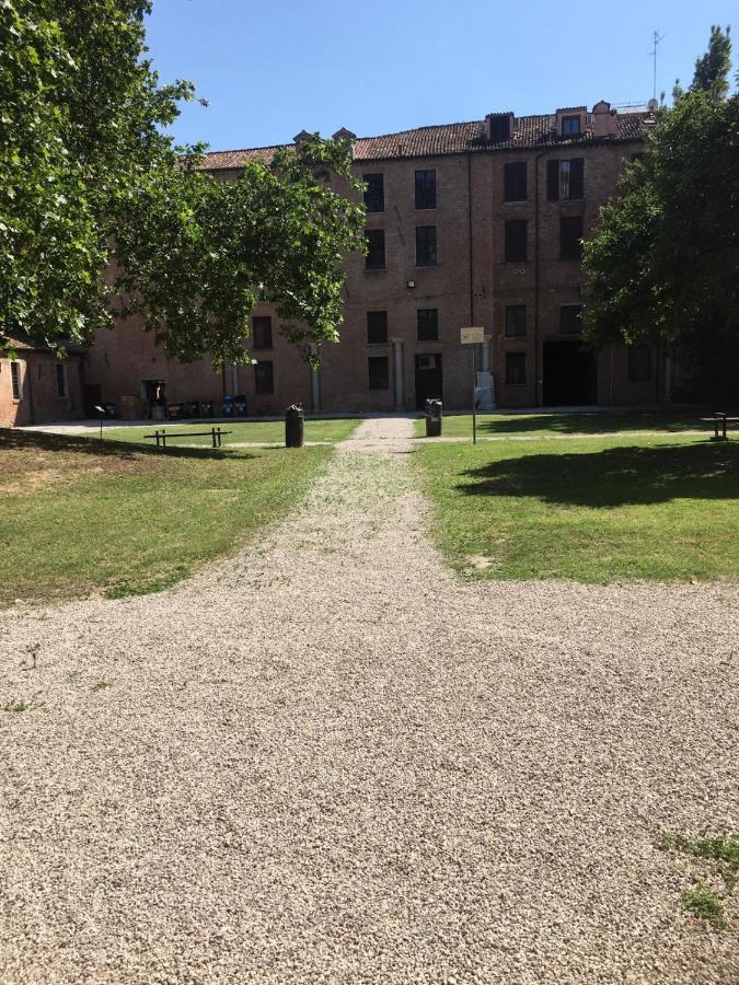 Casa Duchesse Al Castello Apartment แฟร์รารา ภายนอก รูปภาพ